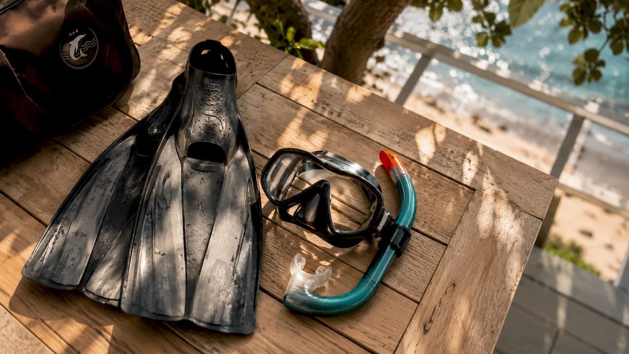 Set per lo snorkeling appoggiato su una tavola di legno