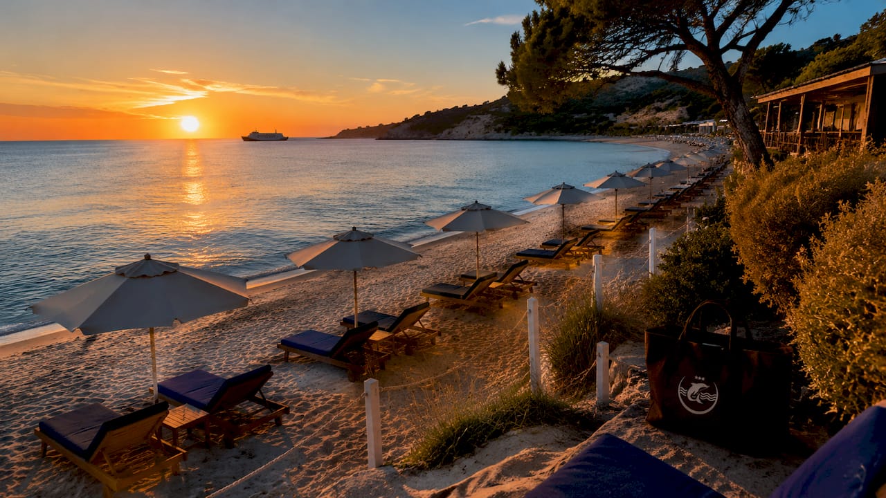 Hotel Delfino: direttamente sulla spiaggia di sabbia, con vista sul mare e sul profilo dei traghetti all’orizzonte.