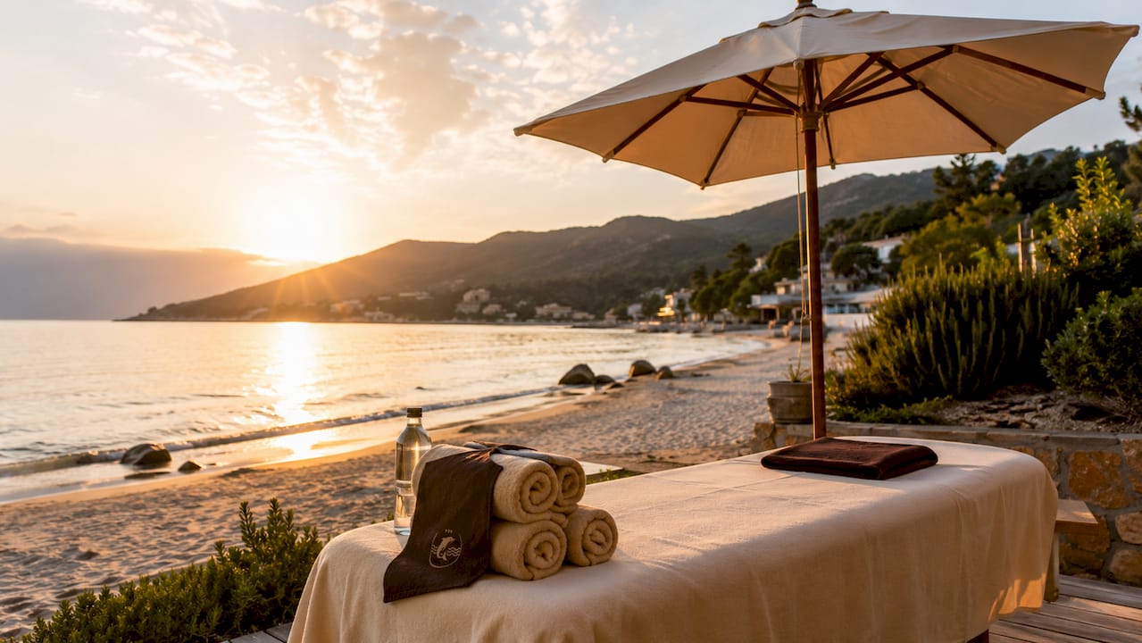 Relax sul lettino da massaggio in riva al mare all’Isola d’Elba, immersi nella tranquillità della spiaggia al mattino.