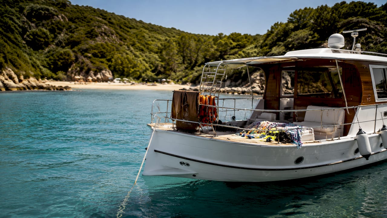 Motonave che naviga sulle acque turchesi di fronte all’Isola d’Elba