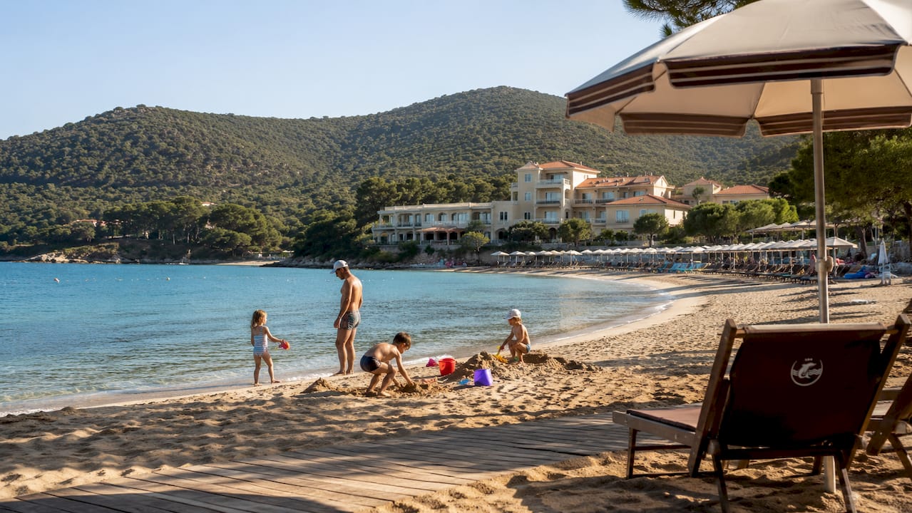 Hotel sul mare a Elba, affacciato su una spiaggia mediterranea e immerso nelle acque limpide e cristalline dell’isola.